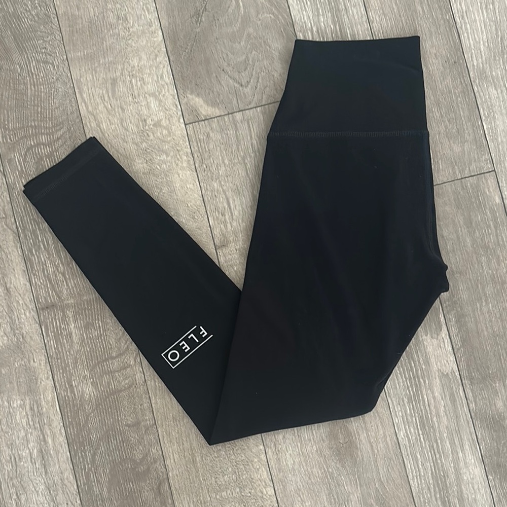 Fleo Black High-Waisted Leggings
